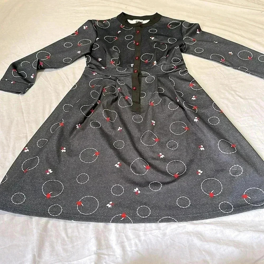 Vicky and Lucas fit and flare long sleeve button front dress size Large Midi